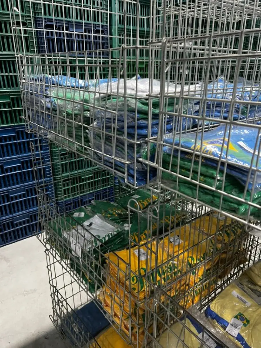 LOTE 003 - Lote de moveis, roupas