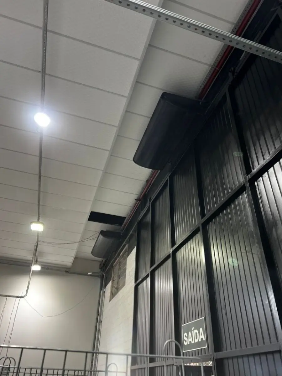 LOTE 003 - Lote de moveis, roupas