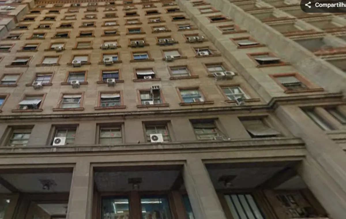 LOTE 000 - O conjunto número 425 do Edifício III do Grupo Edifício Sulacap, com acesso pelo número 446 da Avenida Borges de Medeiros, com área real privativa de 19,14m²