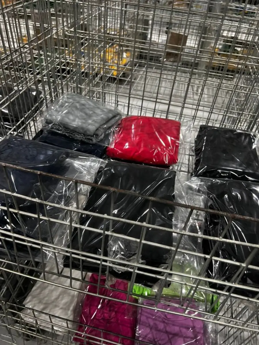 LOTE 003 - Lote de moveis, roupas