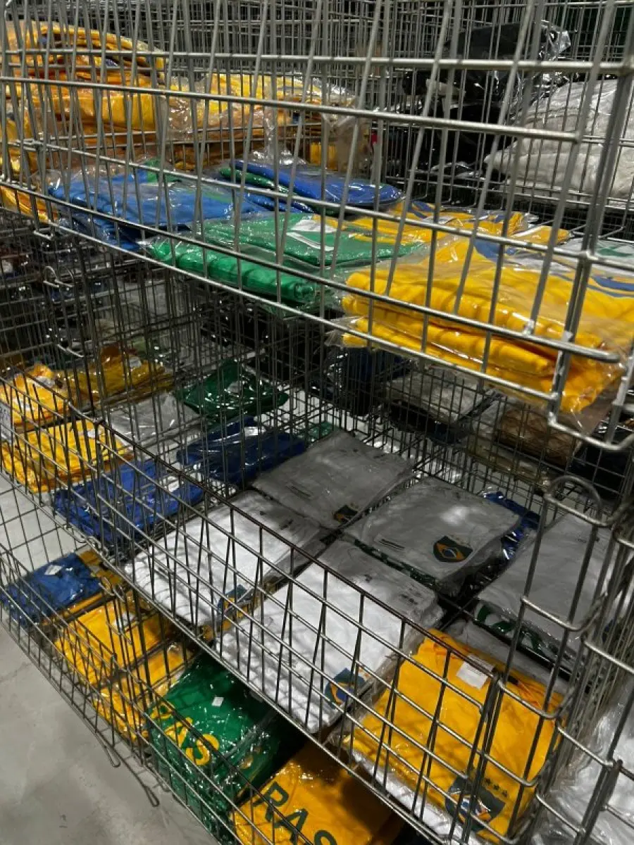 LOTE 003 - Lote de moveis, roupas