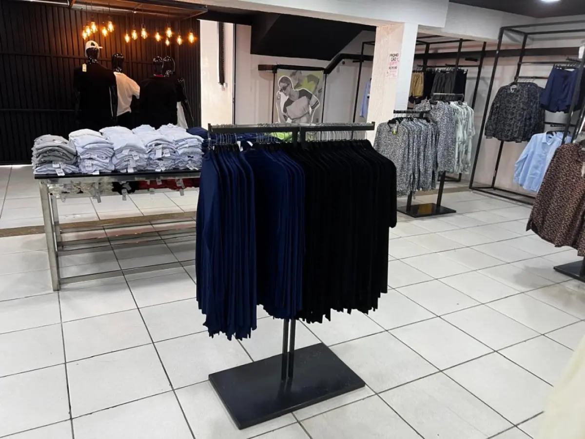 LOTE 004 - Roupas, moveis, eletrônicos