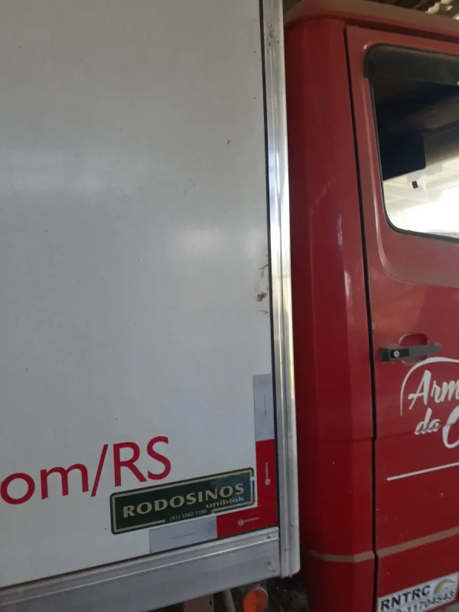 LOTE 001 - Mercedes Benz 709, ano 1991/1992, vermelho c/baú frigorifico