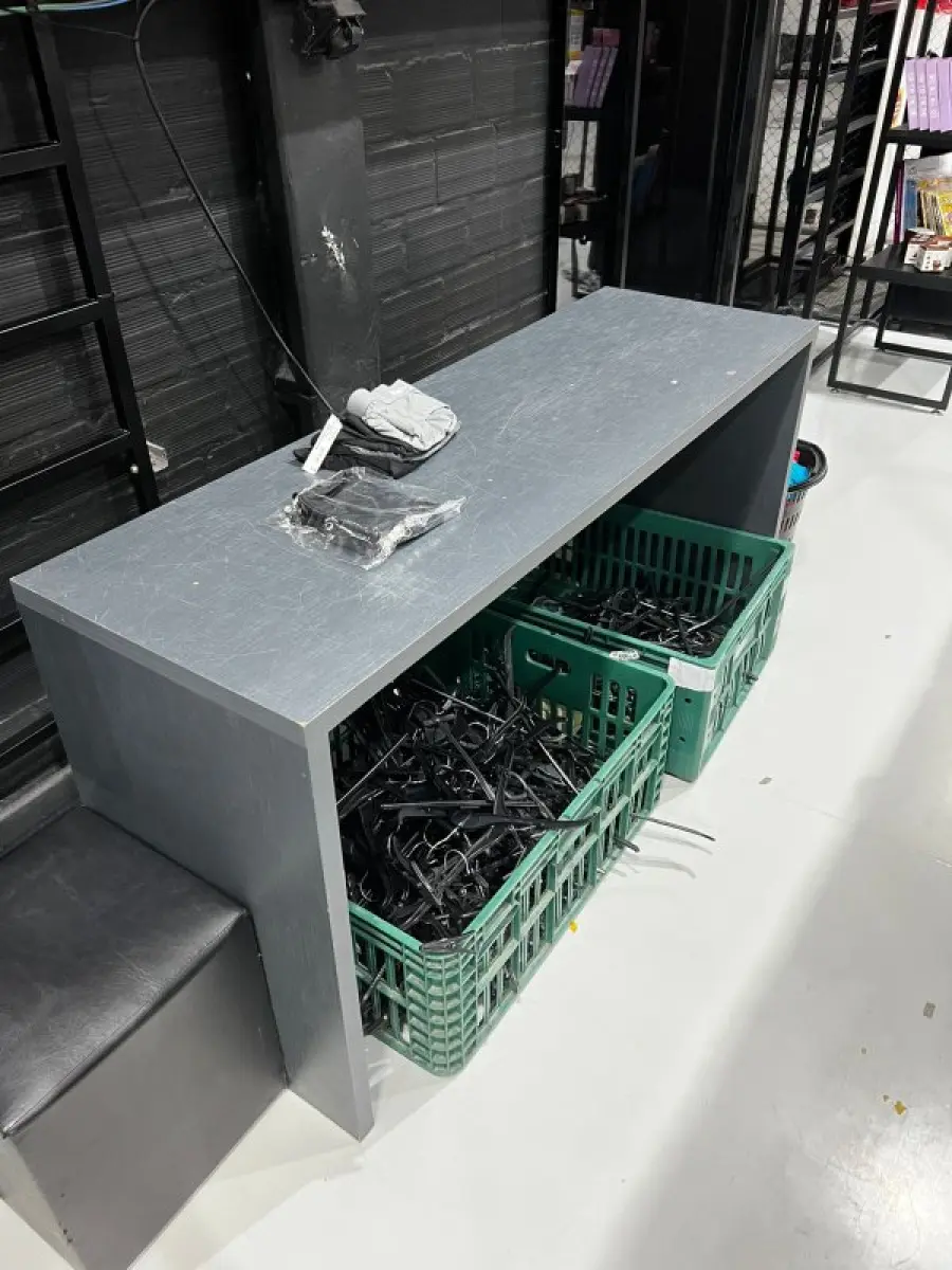 LOTE 003 - Lote de moveis, roupas