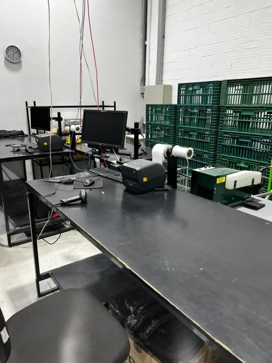 LOTE 003 - Lote de moveis, roupas