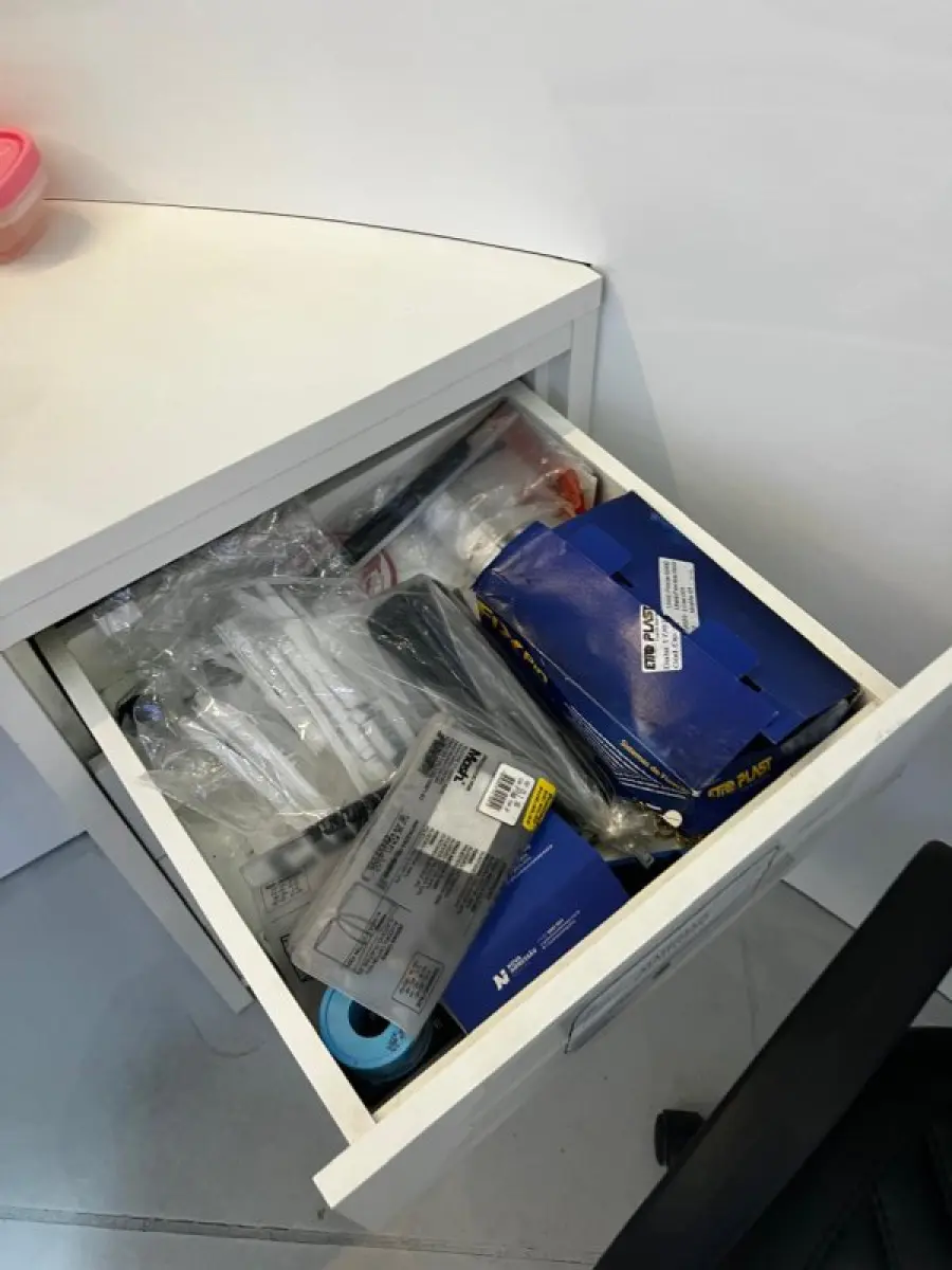 LOTE 003 - Lote de moveis, roupas