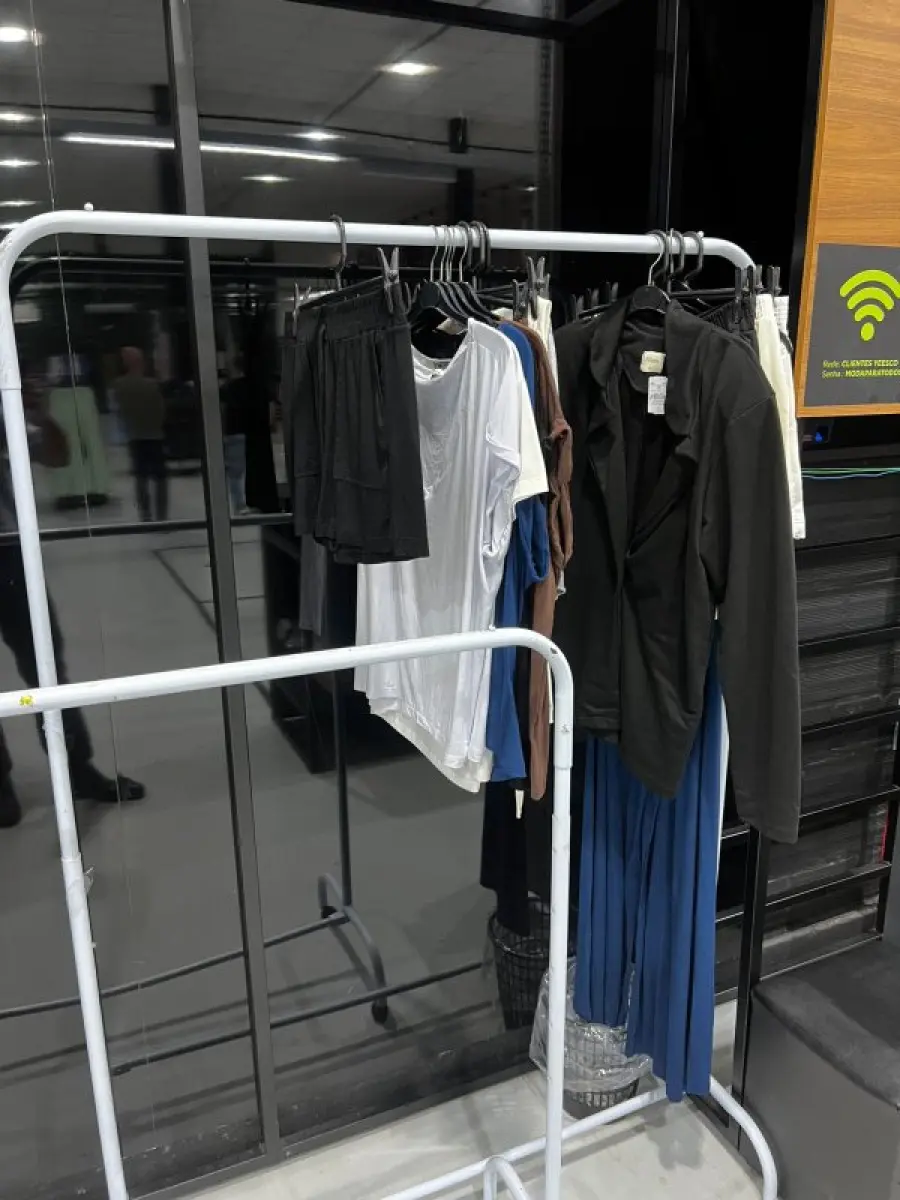 LOTE 003 - Lote de moveis, roupas