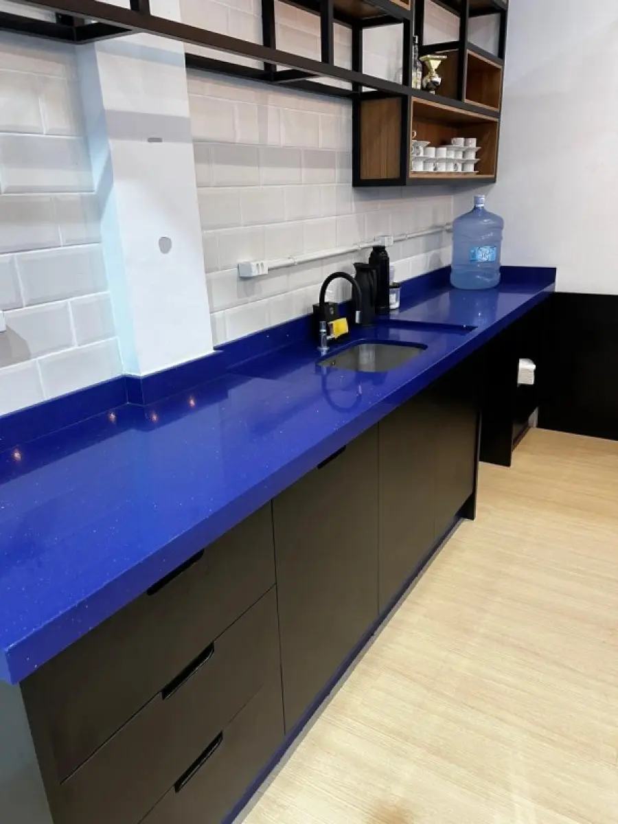 LOTE 003 - Lote de moveis, roupas