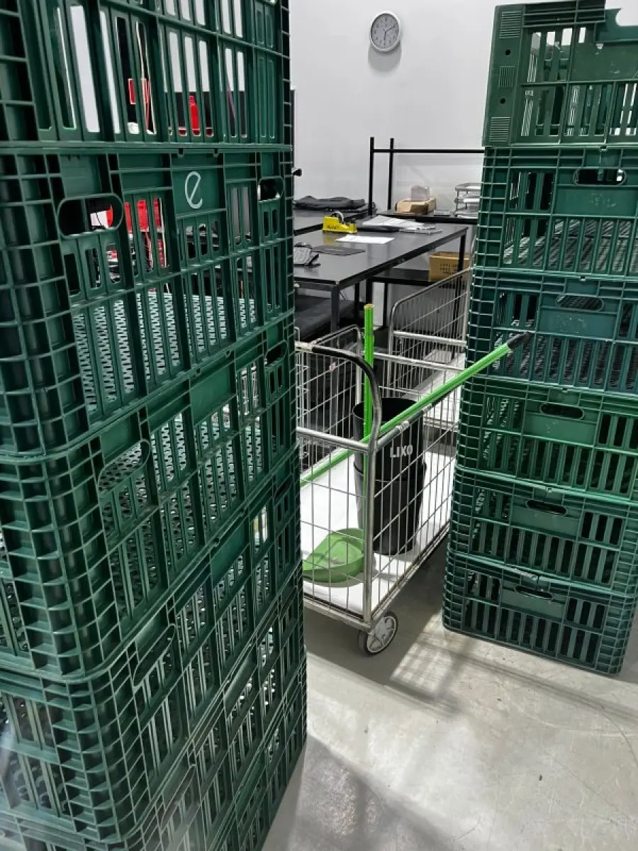 LOTE 003 - Lote de moveis, roupas