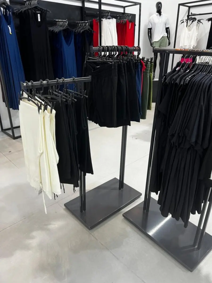 LOTE 003 - Lote de moveis, roupas