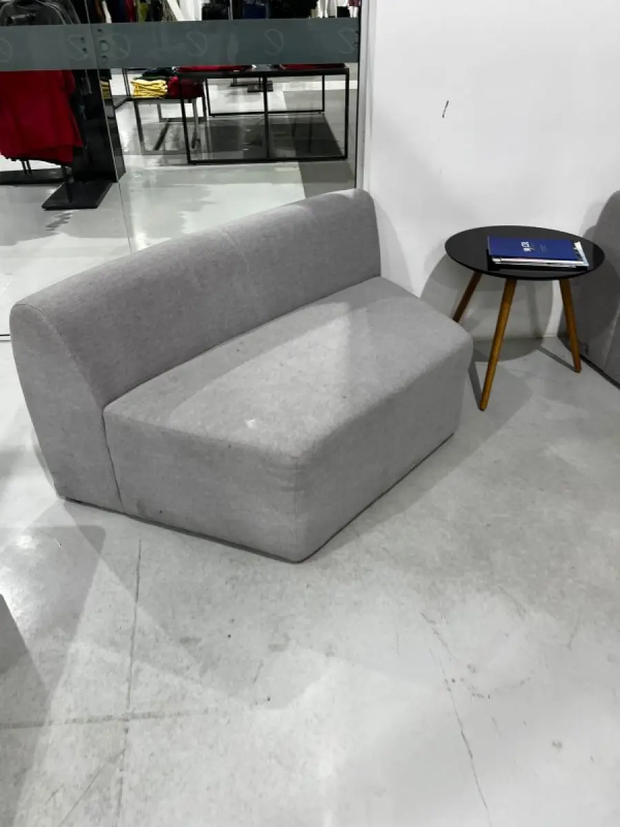 LOTE 003 - Lote de moveis, roupas