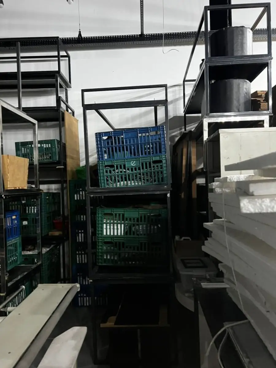 LOTE 003 - Lote de moveis, roupas