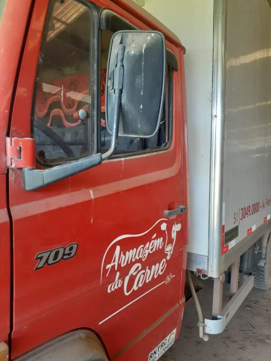 LOTE 001 - Mercedes Benz 709, ano 1991/1992, vermelho c/baú frigorifico