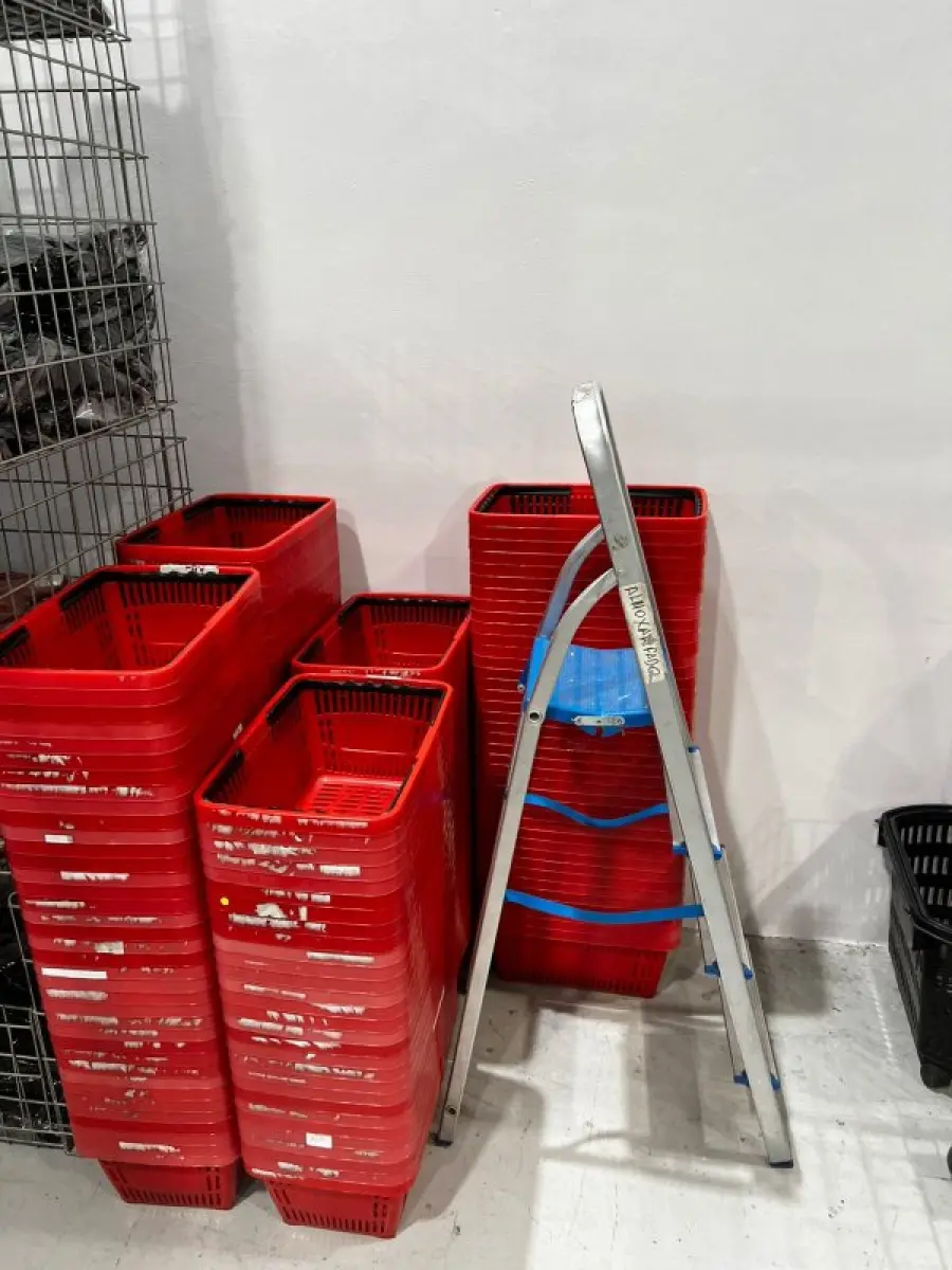 LOTE 003 - Lote de moveis, roupas