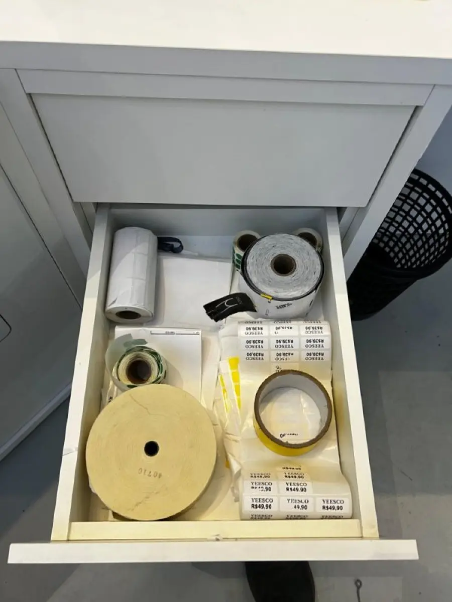 LOTE 003 - Lote de moveis, roupas