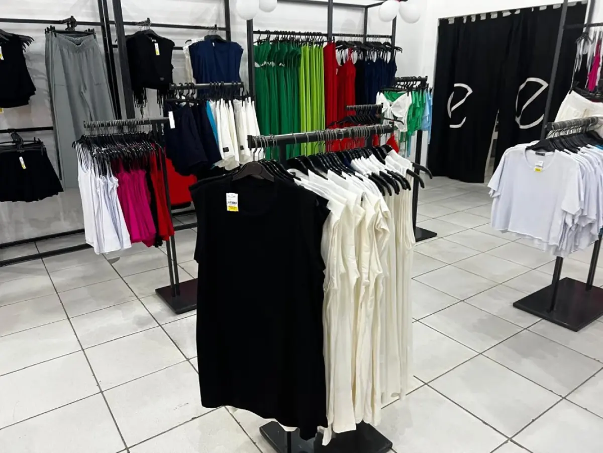 LOTE 004 - Roupas, moveis, eletrônicos