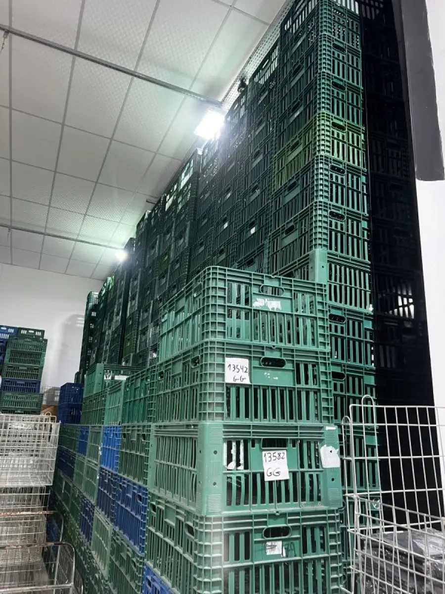 LOTE 003 - Lote de moveis, roupas