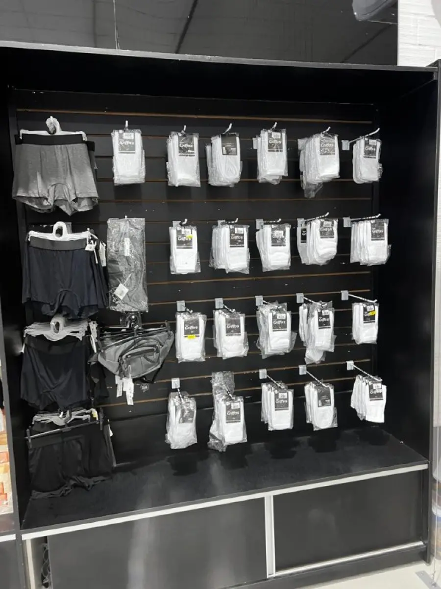 LOTE 003 - Lote de moveis, roupas