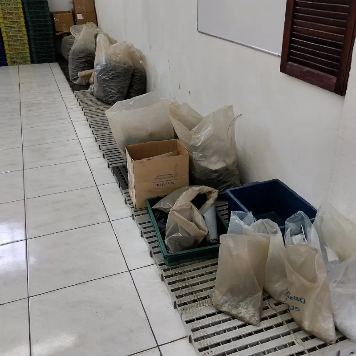 LOTE 012 - térreo - móveis equip de esc e informat