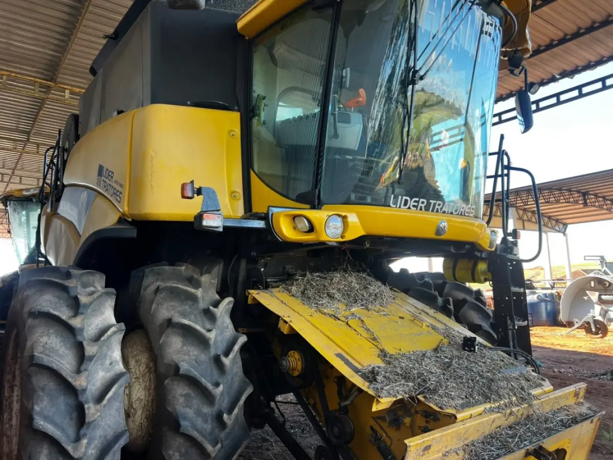 LOTE 100 - 01 Colheitadeira CR 6080 New Holland, ano 2015 JHFY6080020J204360 (UNIFICADO COM O LOTE 104)