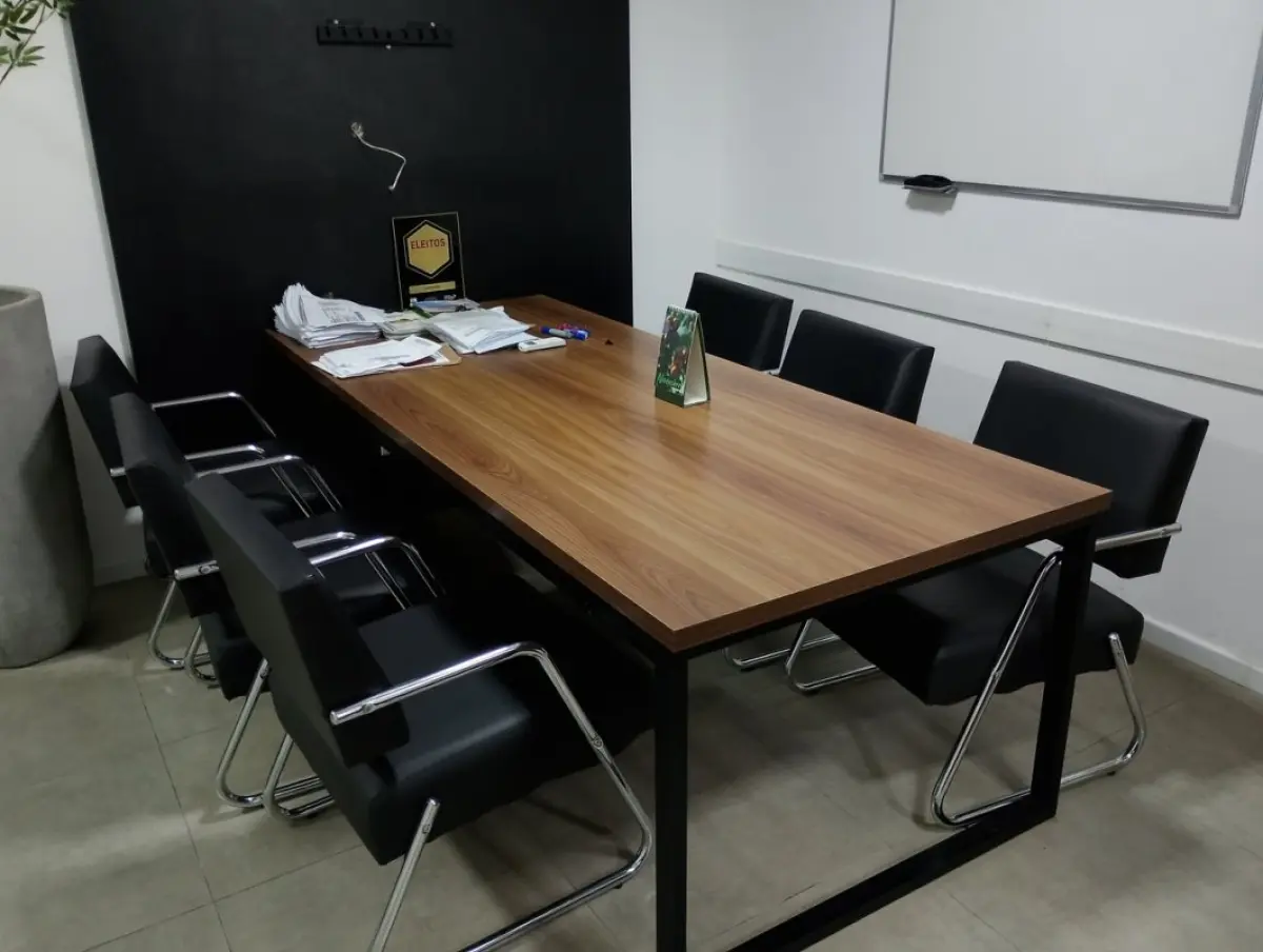 LOTE 144 - 1 Mesa de reunião amadeirada, 6 cadeiras fixas