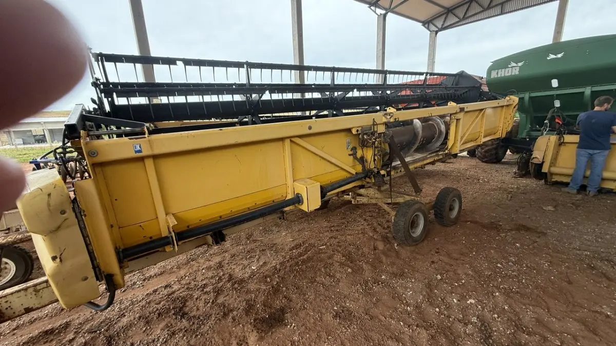 LOTE 109 - 01 Plataforma New Holand amar. Superflex (+ reboque p/ plataforma) 25 Linhas
