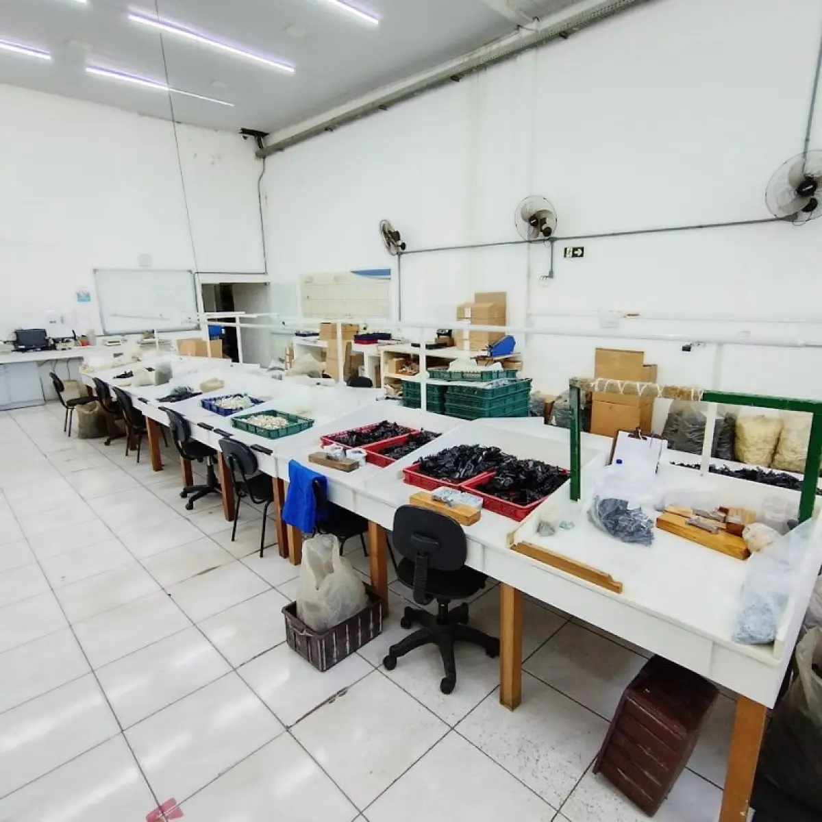 LOTE 012 - térreo - móveis equip de esc e informat
