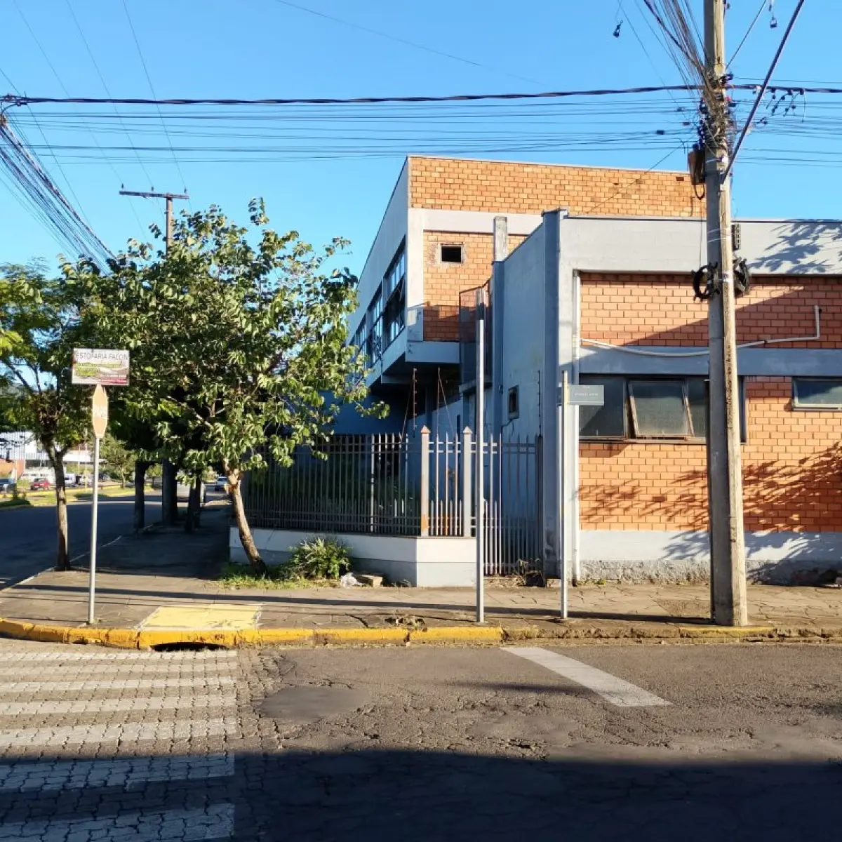 LOTE 001 - Um complexo de prédios industriais e comerciais na Rua João Correa, de esquina com complemento de pavilhões na Rua atrás que é a Rua Afonso Masiero. Terreno com área de 1.446,25m2 com nº 2188 na Rua Joao Correa