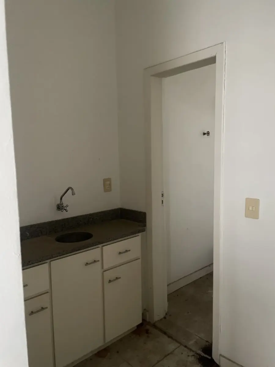 LOTE 000 - O prédio nºs 212 e 220 da Rua Hoffmann e o respectivo terreno medindo 15,50m de frente ao sudoeste, a dita rua; ao noroeste, mede 41,80m de extensão da frente ao fundo
