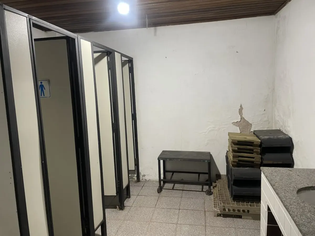 LOTE 000 - O prédio nºs 212 e 220 da Rua Hoffmann e o respectivo terreno medindo 15,50m de frente ao sudoeste, a dita rua; ao noroeste, mede 41,80m de extensão da frente ao fundo