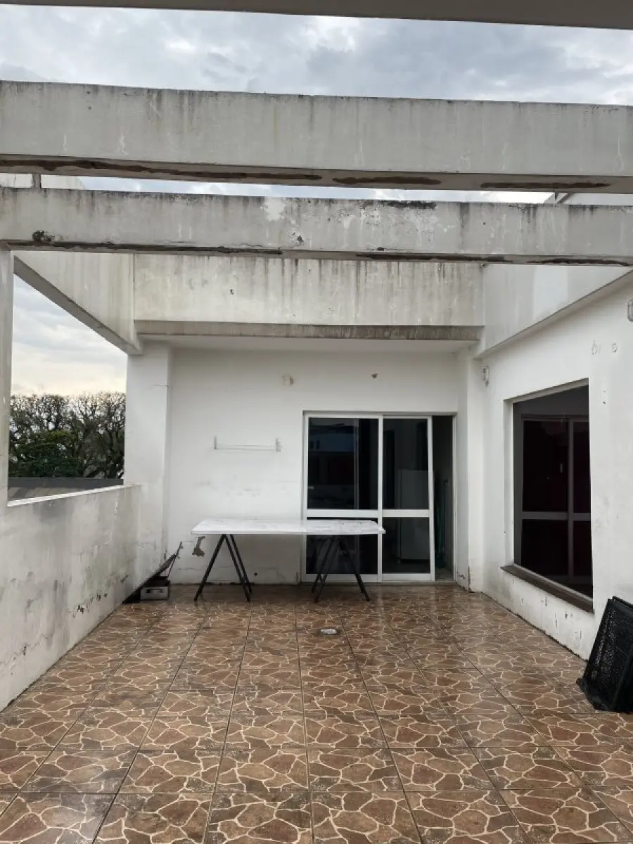 LOTE 000 - O prédio nºs 212 e 220 da Rua Hoffmann e o respectivo terreno medindo 15,50m de frente ao sudoeste, a dita rua; ao noroeste, mede 41,80m de extensão da frente ao fundo