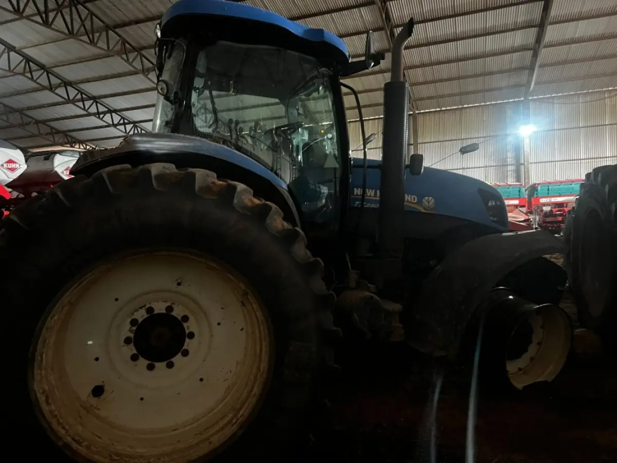 LOTE 161 - Trator T-7 240 4x4 - sem placa