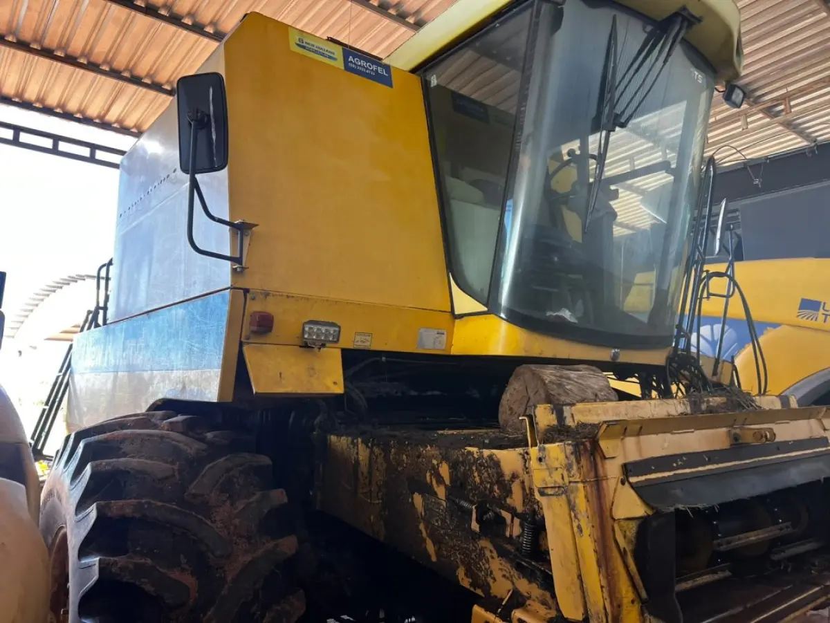 LOTE 097 - 01 Colheitadeira TC 5090 New Holland ano ano 2006 YCC530636