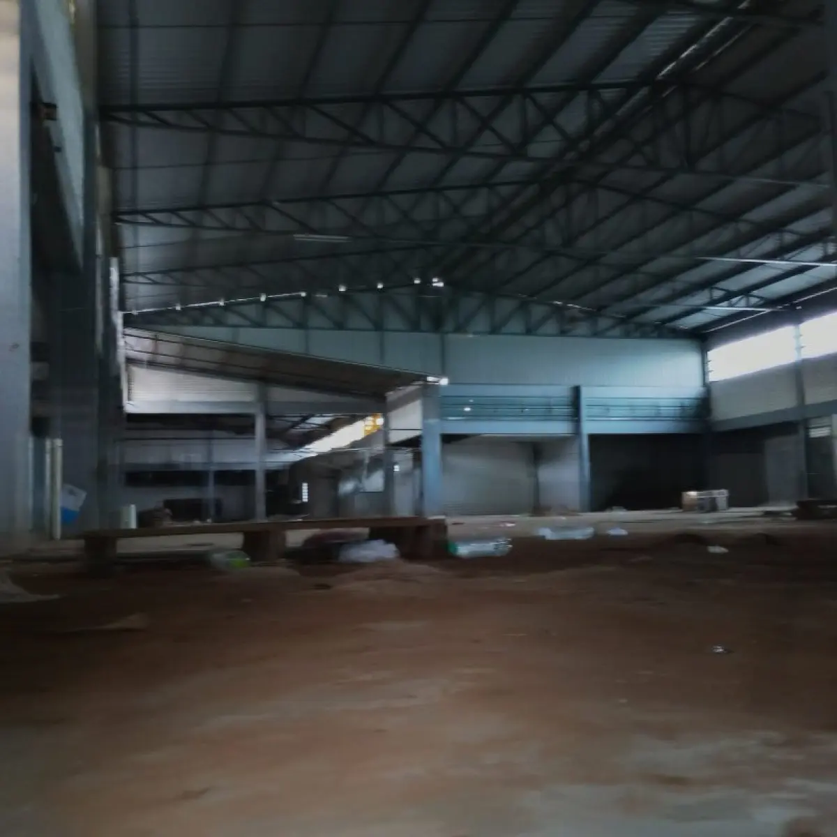 LOTE 001 - Um complexo de prédios industriais e comerciais na Rua João Correa, de esquina com complemento de pavilhões na Rua atrás que é a Rua Afonso Masiero. Terreno com área de 1.446,25m2 com nº 2188 na Rua Joao Correa