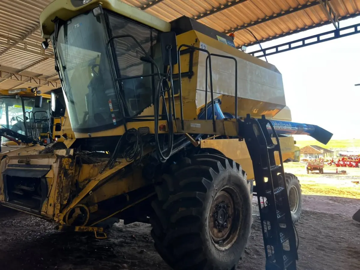 LOTE 097 - 01 Colheitadeira TC 5090 New Holland ano ano 2006 YCC530636