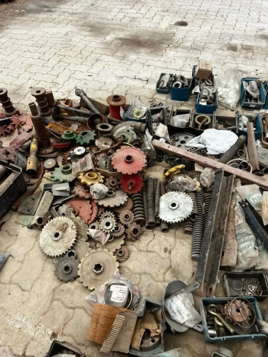 LOTE 001 - Lote com peças diversas para plantadeiras, tratores, colheitadeiras