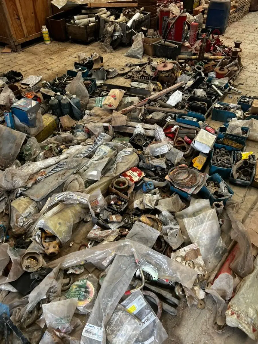 LOTE 001 - Lote com peças diversas para plantadeiras, tratores, colheitadeiras