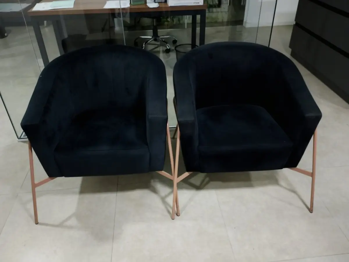 LOTE 136 - 4 Poltronas decorativas, estofado em veludo preto