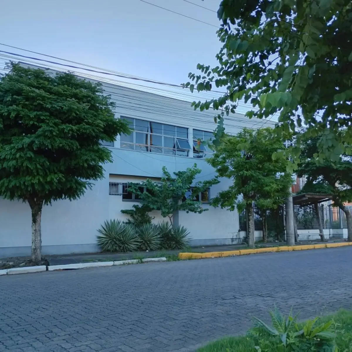 LOTE 001 - Um complexo de prédios industriais e comerciais na Rua João Correa, de esquina com complemento de pavilhões na Rua atrás que é a Rua Afonso Masiero. Terreno com área de 1.446,25m2 com nº 2188 na Rua Joao Correa