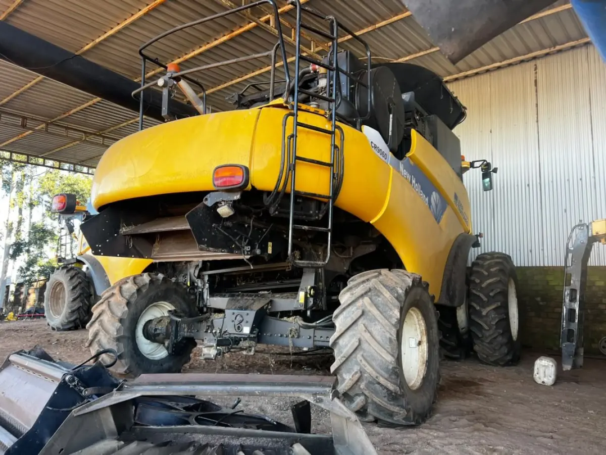 LOTE 098 - 01 Colheitadeira CR 9060 New Holland, ano 2014 JHFY90601DJ502618 (UNIFICADO COM O LOTE 104)