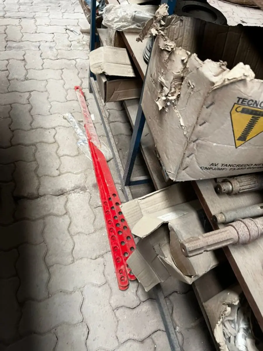 LOTE 001 - Lote com peças diversas para plantadeiras, tratores, colheitadeiras