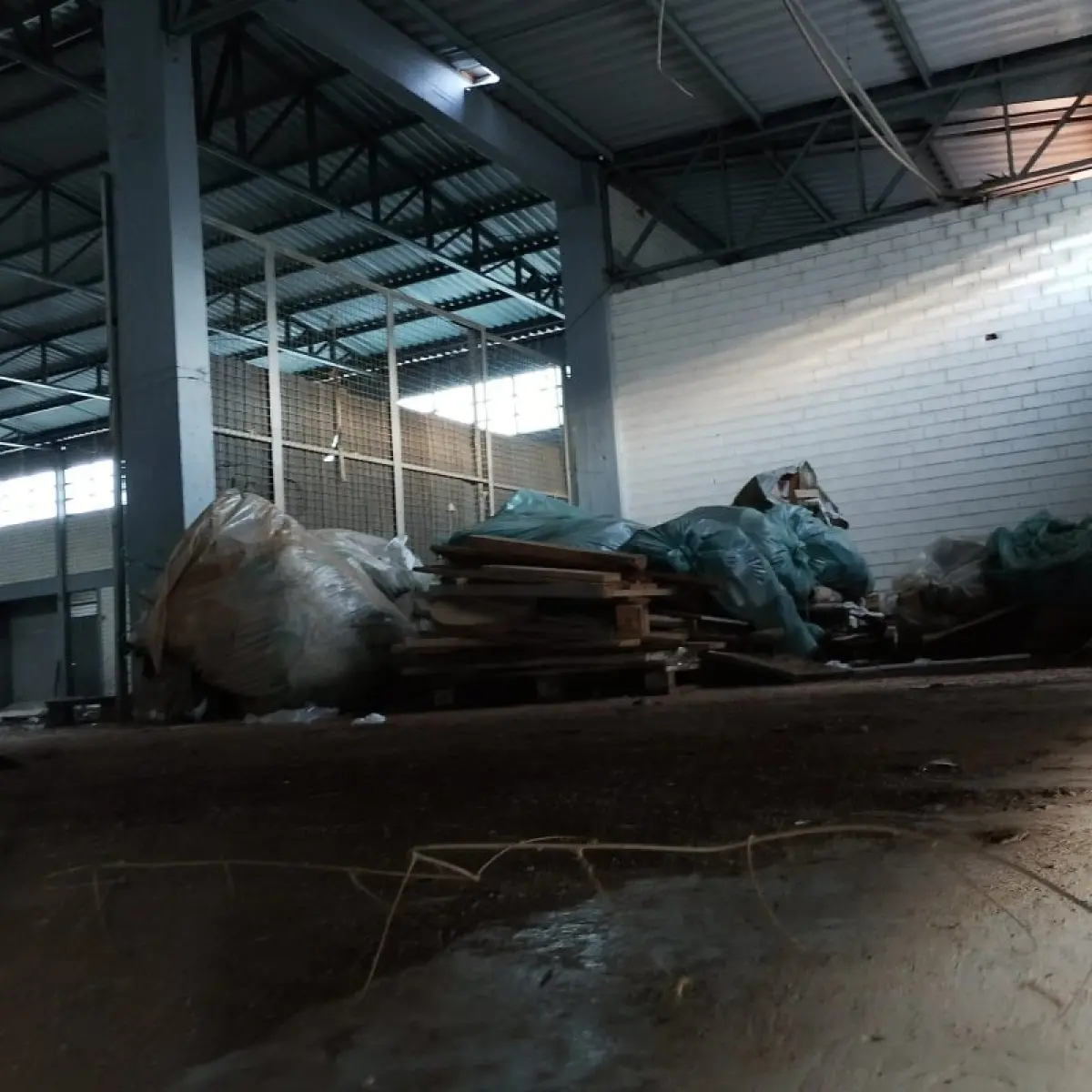 LOTE 001 - Um complexo de prédios industriais e comerciais na Rua João Correa, de esquina com complemento de pavilhões na Rua atrás que é a Rua Afonso Masiero. Terreno com área de 1.446,25m2 com nº 2188 na Rua Joao Correa