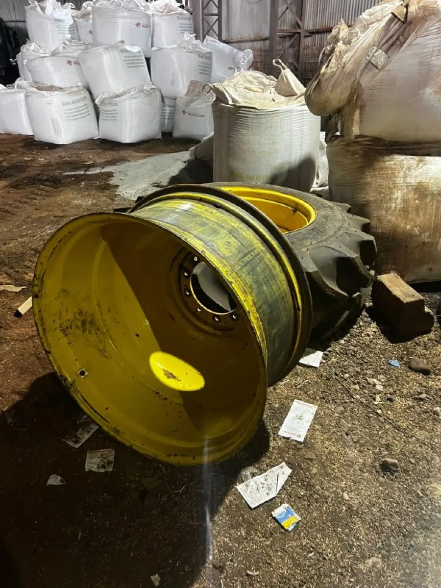 LOTE 073 - 1 Pneu e 2 aros trator (máquina duplicação)