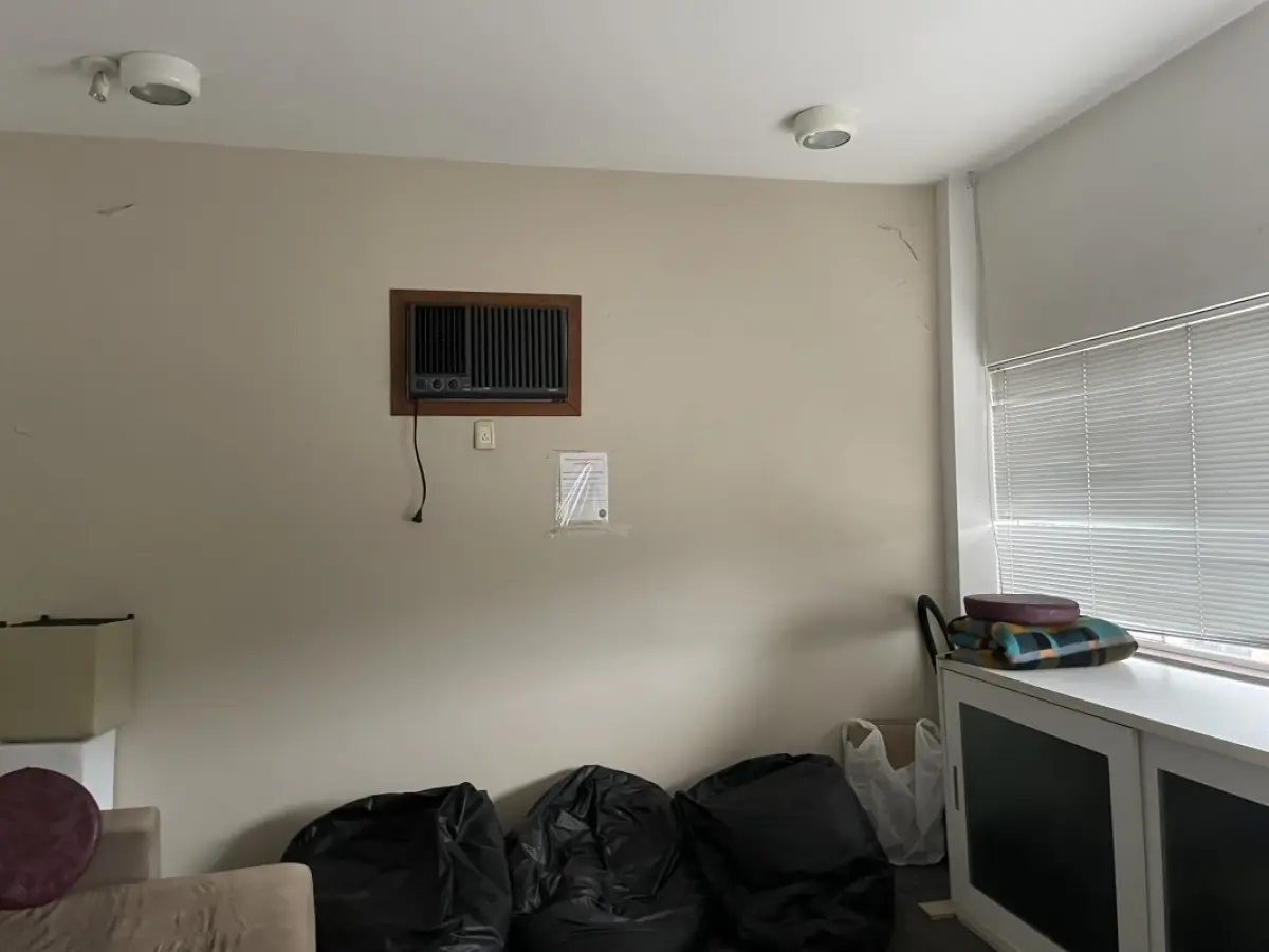 LOTE 000 - O prédio nºs 212 e 220 da Rua Hoffmann e o respectivo terreno medindo 15,50m de frente ao sudoeste, a dita rua; ao noroeste, mede 41,80m de extensão da frente ao fundo