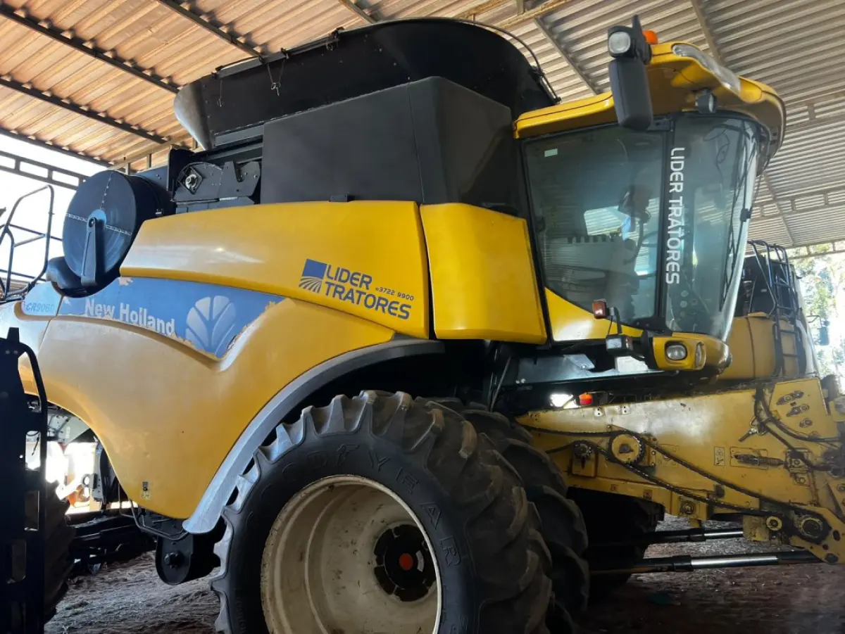 LOTE 098 - 01 Colheitadeira CR 9060 New Holland, ano 2014 JHFY90601DJ502618 (UNIFICADO COM O LOTE 104)