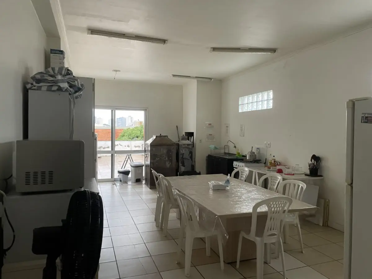 LOTE 000 - O prédio nºs 212 e 220 da Rua Hoffmann e o respectivo terreno medindo 15,50m de frente ao sudoeste, a dita rua; ao noroeste, mede 41,80m de extensão da frente ao fundo