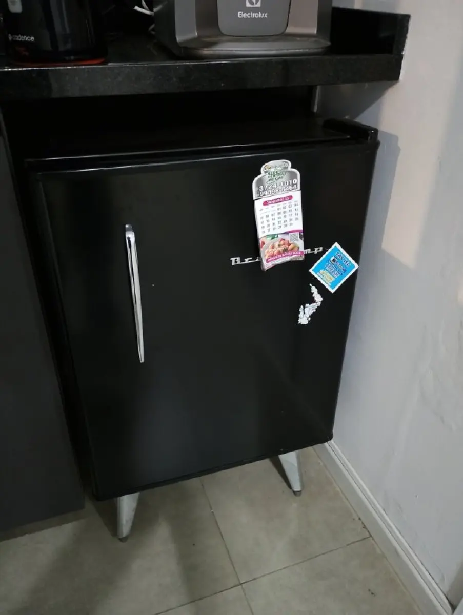 LOTE 140 - 1 Armário aéreo de cozinha, 1 Balcão de pia, 1 Frigobar BRASTEMP, 1 Purificador de água refrigerado, 1 Chaleira elétrica e mais utensílios de cozinha