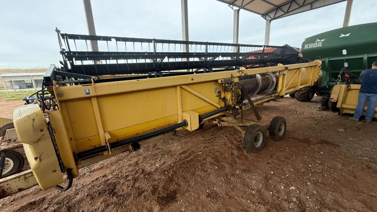 LOTE 109 - 01 Plataforma New Holand amar. Superflex (+ reboque p/ plataforma) 25 Linhas