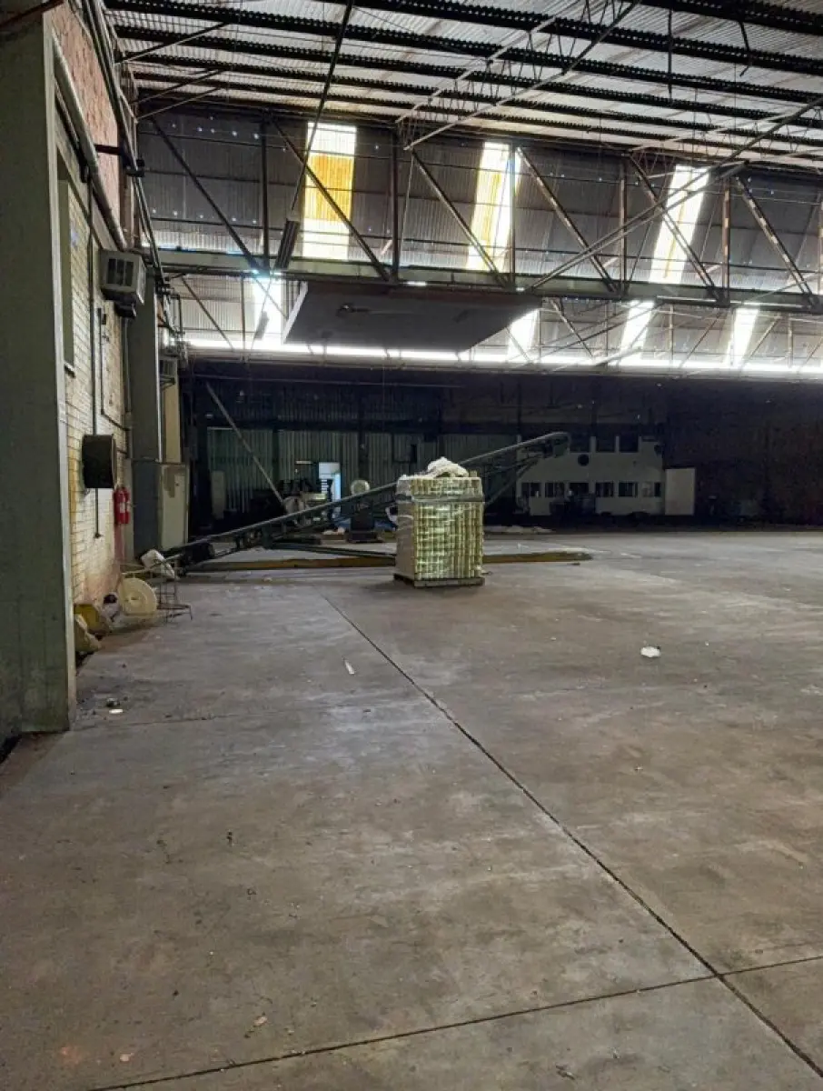 LOTE 001 - Uma área de terras com 39.353,50m², localizada na Estrada BR-116, zona urbana desta cidade de Eldorado do Sul/RS Uma fração de terras, situada à margem da BR-116, no distrito de Flor do Conde, na zona de expansão urbana deste município de Guaíba