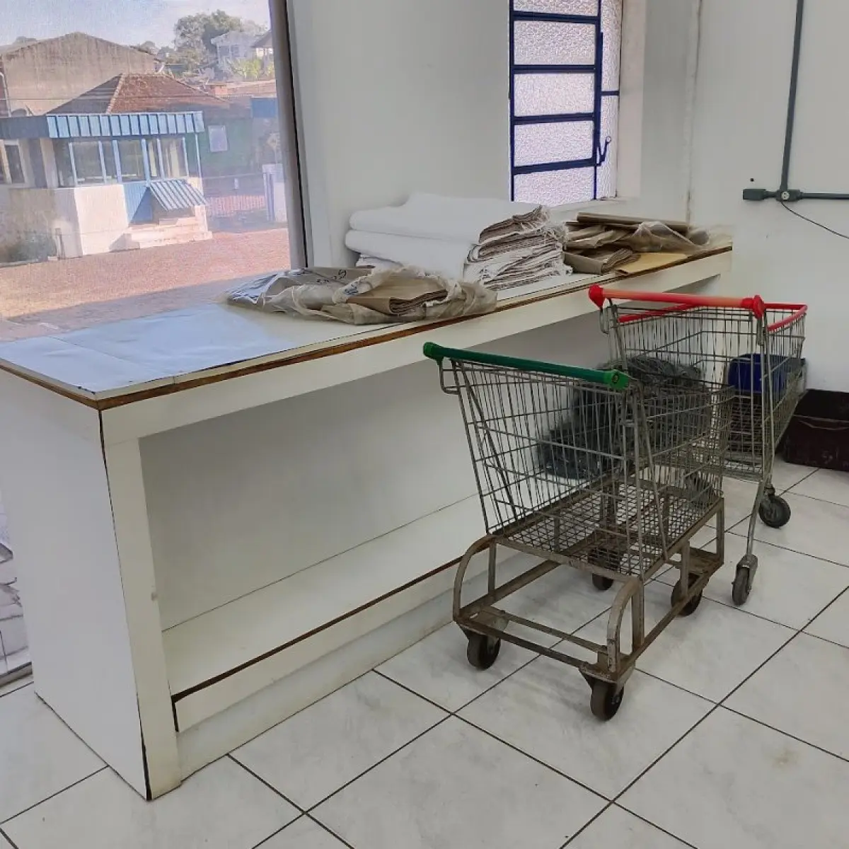 LOTE 012 - térreo - móveis equip de esc e informat